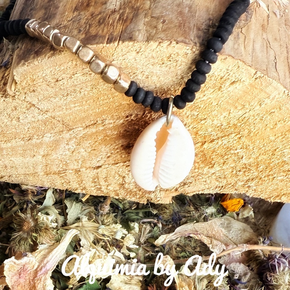 Dainty minimalist black and gold shell pendant short necklace